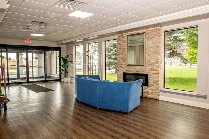 Days Inn and Suites by Wyndham Hammond IN