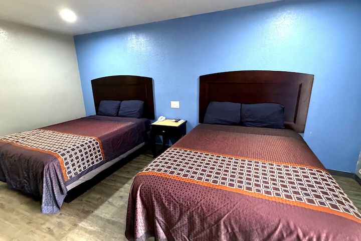 Coachmans Inn & Suites