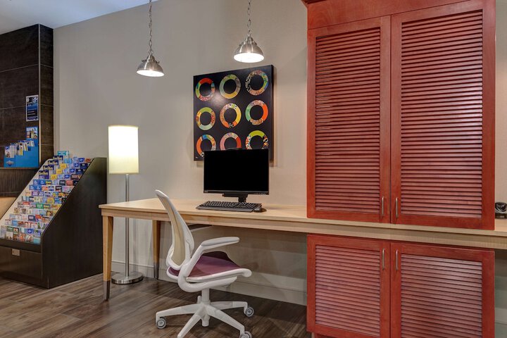 Business Center 68 of 70