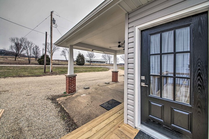 Lakefront Studio Guest Home on Hermann Wine Trail!