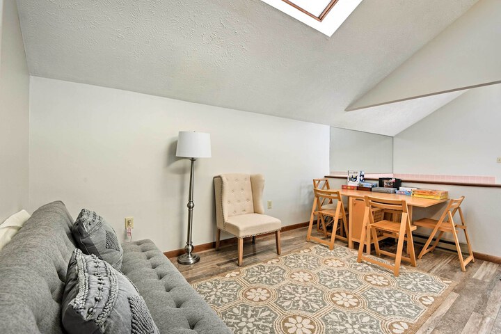 Poconos Vacation Rental w / Pool Access & Hot Tub!