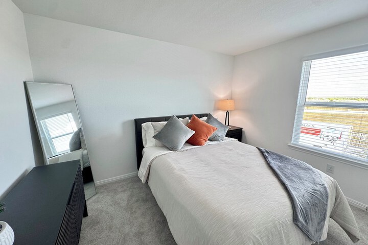 Modern 4BR New Home w Luxury Touches
