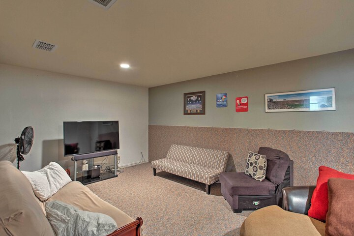 Spacious Stallion Lake Ranch Home w / Patio