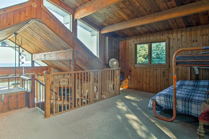 Lakefront Montague Cottage w / Deck & Beach!