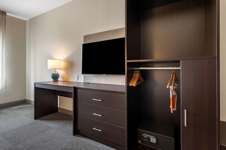 Room 13 of 30