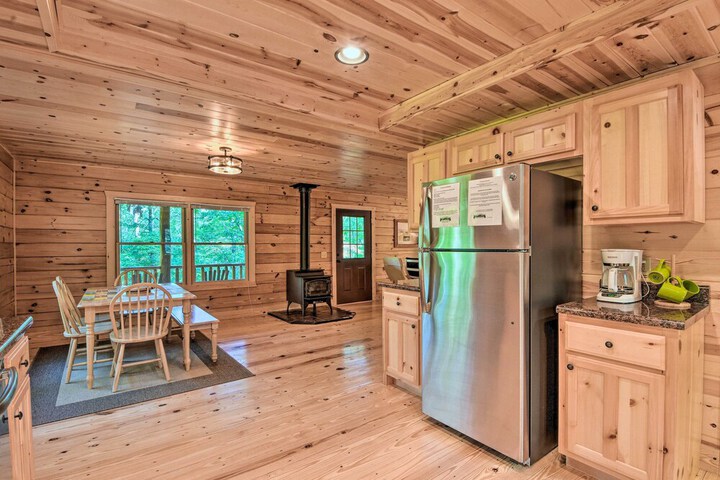Secluded Cabin w / Deck 13 Miles to Downtown Murphy