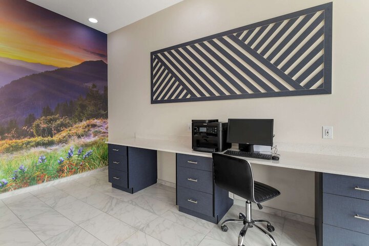 Business Center 31 of 31