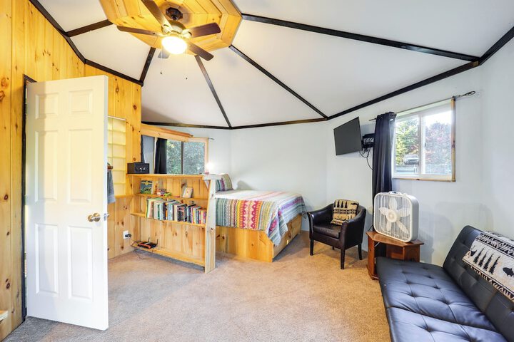 Unique West Jefferson Home w / Fire Pit & Grill!