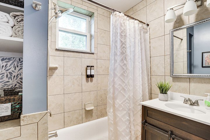 Pet-friendly Pacific Cottage Near Purina Farms!