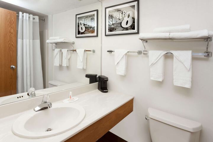 Super 8 by Wyndham Stevensville / St. Joseph