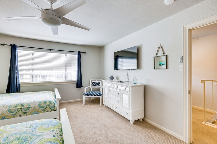 Beautiful Waterfront Condo on Lake Conroe w / Dock