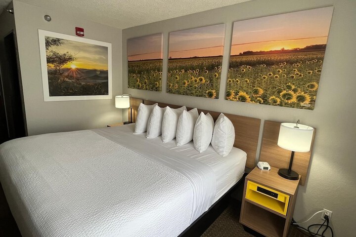Room 13 of 32