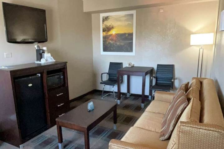 Days Inn & Suites by Wyndham Springfield on I-44