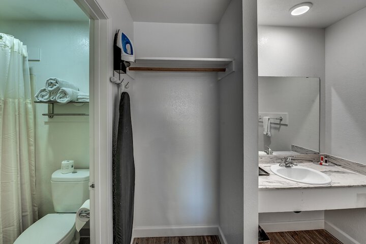 Room 13 of 20