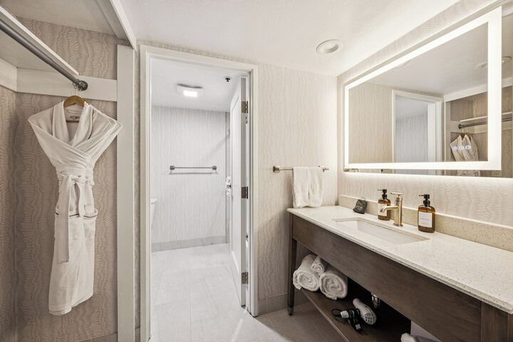456 Embarcadero Inn & Suites
