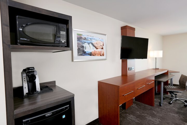 Holiday Inn & Suites Sioux Falls - Airport by IHG