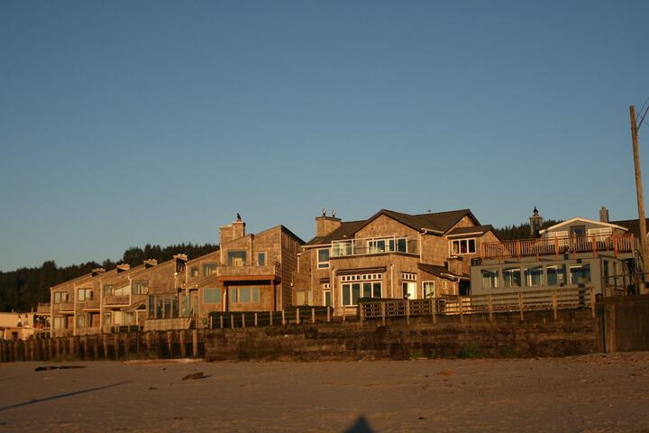 The Waves / The Argonauta Inn/The White Heron Lodge