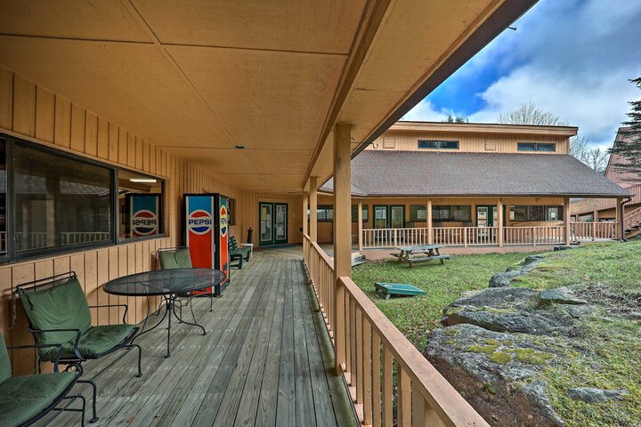 1 Mi to Skiing: Beech Mountain Condo w / Fireplace!