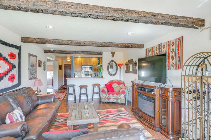 Walk to Main St! Ennis Townhome w / Balcony