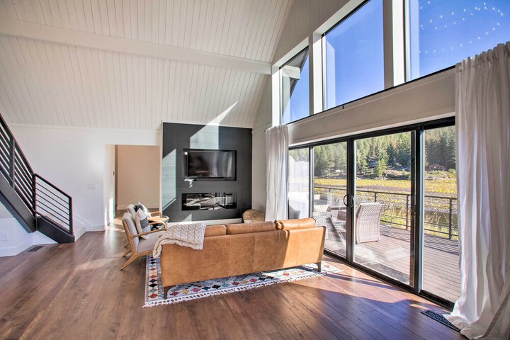 A Contemporary Dream: Lakefront Rathdrum Oasis!