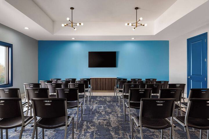 La Quinta Inn & Suites by Wyndham Gonzales LA