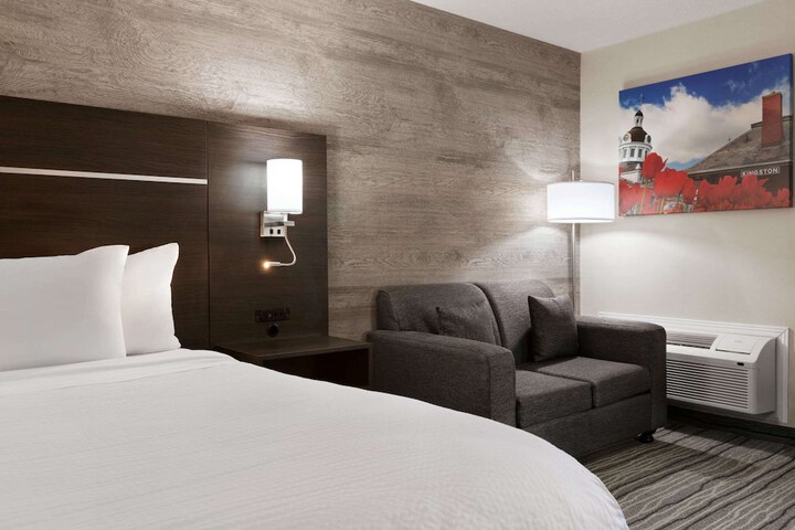 Room 7 of 25