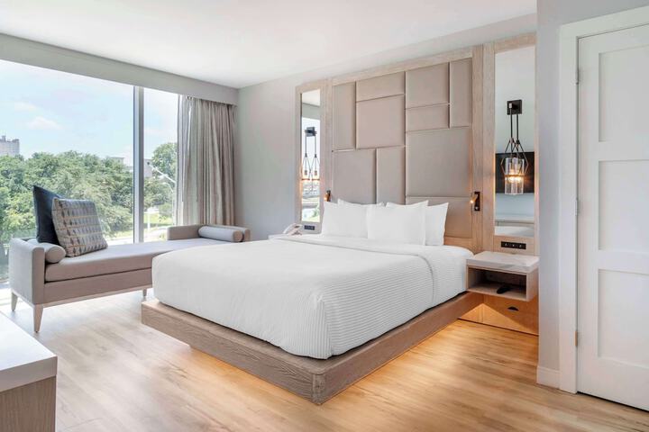 Room 32 of 61