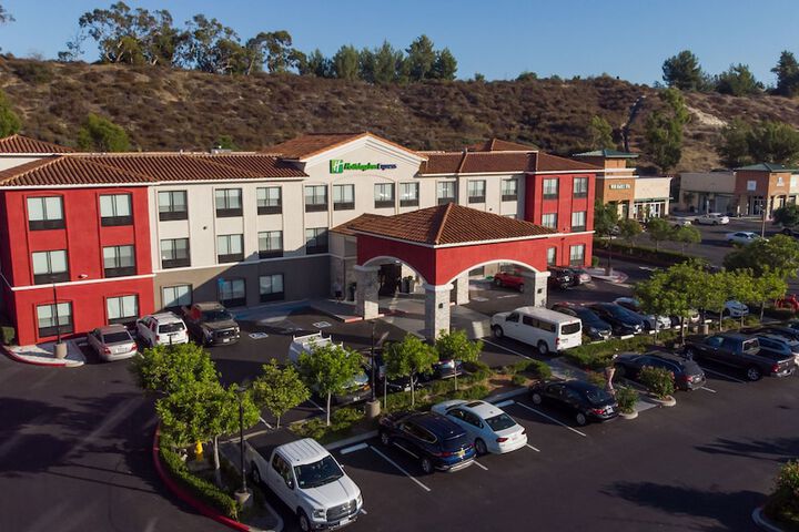 Holiday Inn Express & Suites Lake Forest by IHG