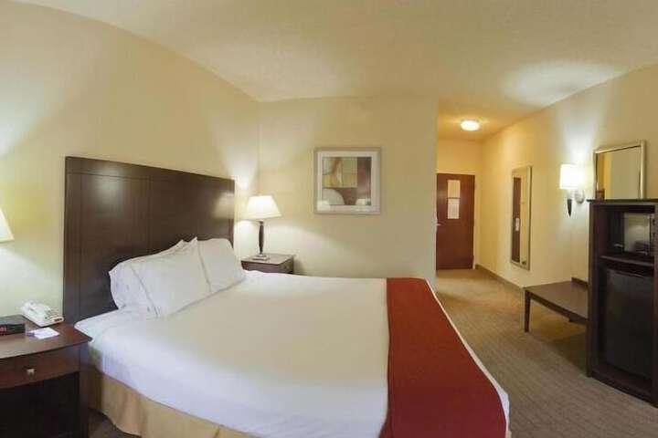 Room 4 of 9