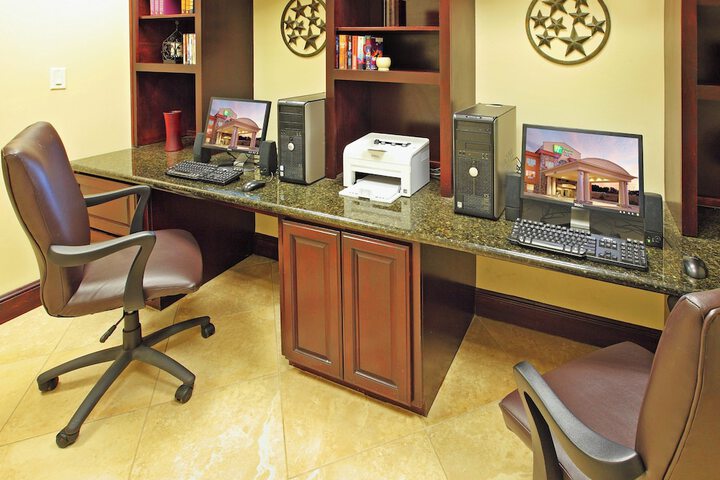 Holiday Inn Express & Suites Marshall by IHG