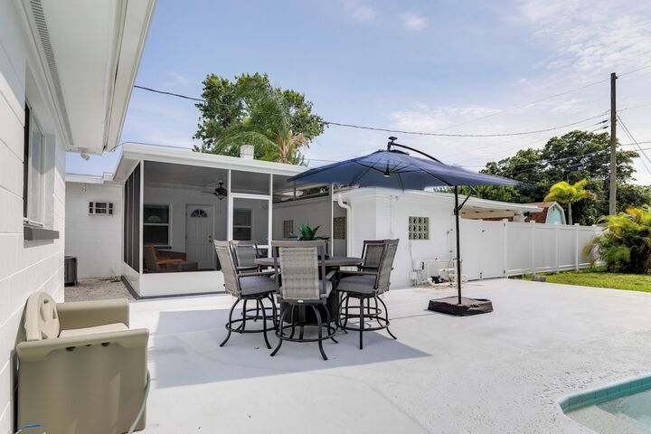 Bright Pinellas Park Getaway w / Private Pool!