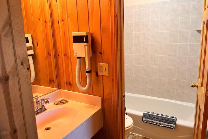 Horseshoe Bay Lodge