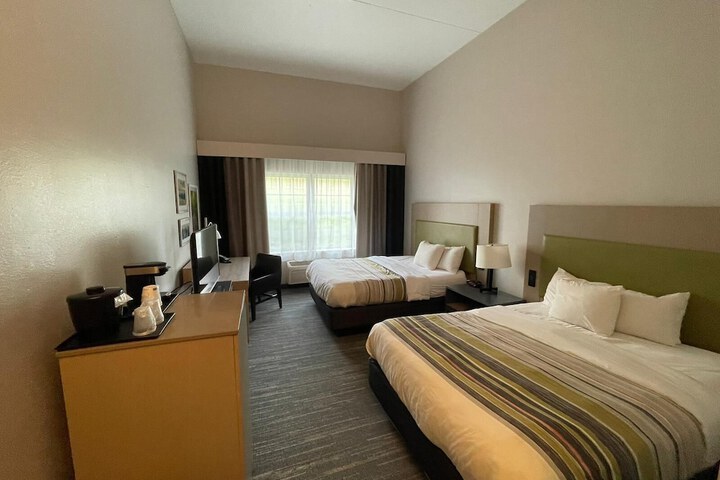 Room 9 of 12