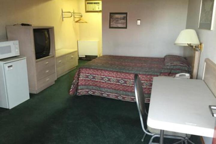 Leroys Motor Inn
