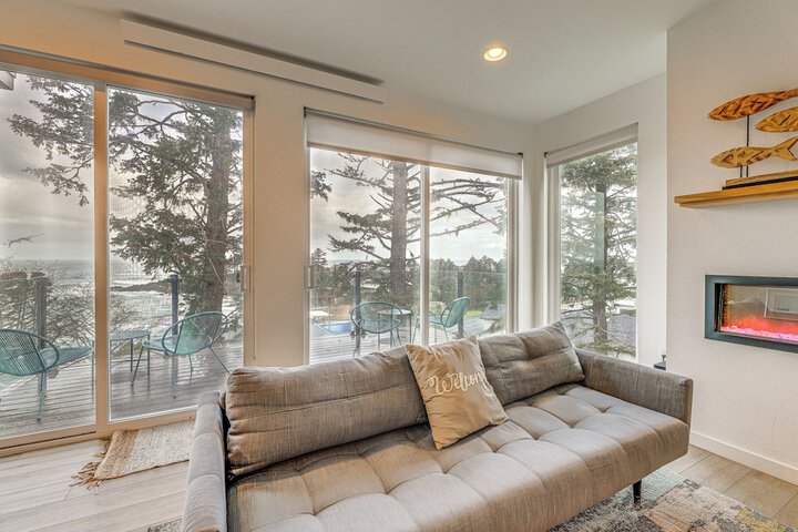 Depoe Bay Townhome w / Deck & Stunning Ocean Views!