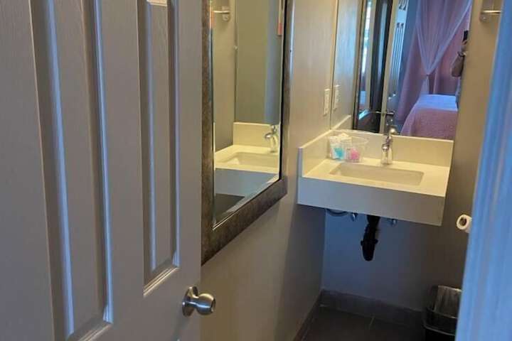 Room 21 of 28