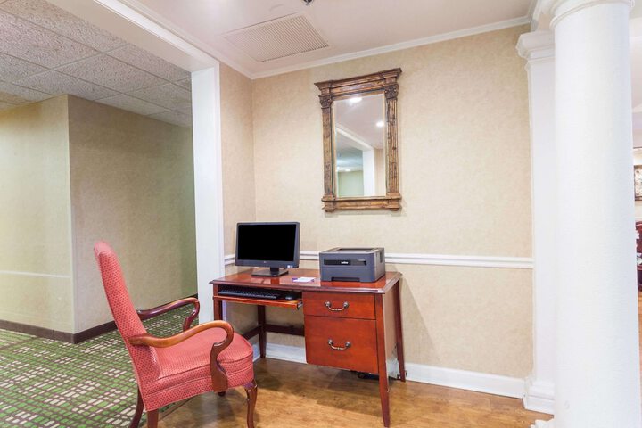 Business Center 17 of 19