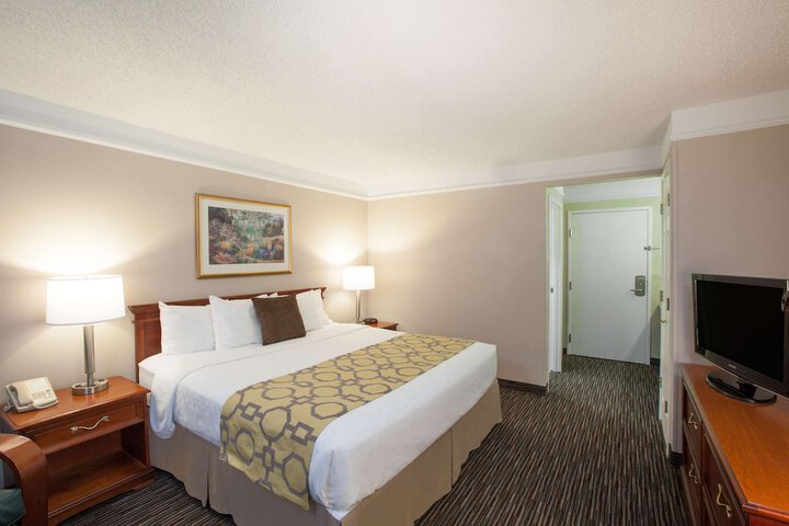 Room 6 of 43