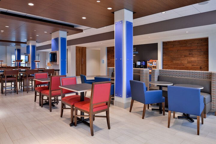 Holiday Inn Express & Suites Marshalltown by IHG