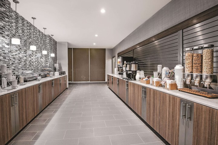 La Quinta Inn & Suites by Wyndham Dallas Grand Prairie North