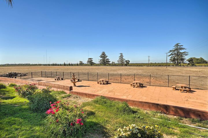 Near Wineries: Elk Grove Getaway w / Saltwater Pool