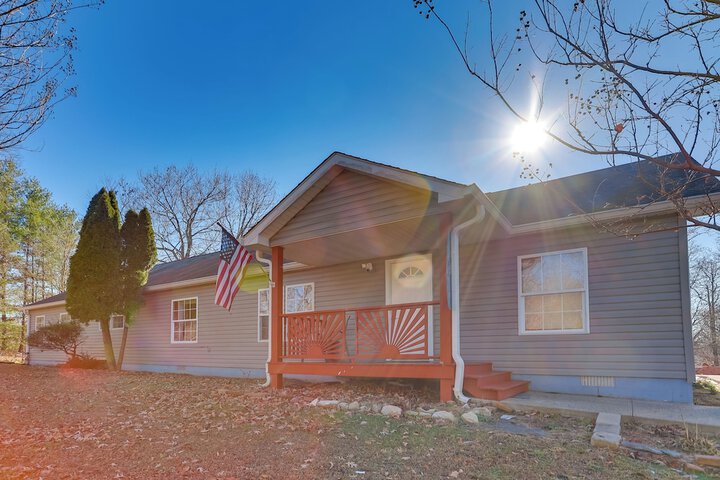 Pet-friendly Emerald Lake Retreat in Charlestown!
