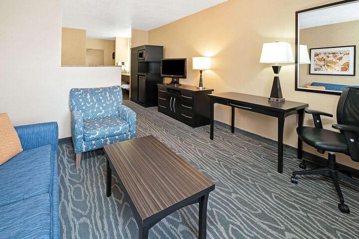 La Quinta Inn & Suites by Wyndham Logan