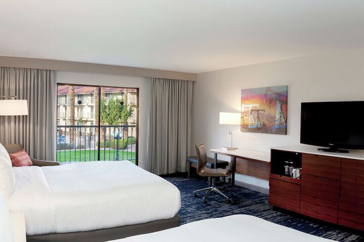 DoubleTree by Hilton Hotel Bakersfield