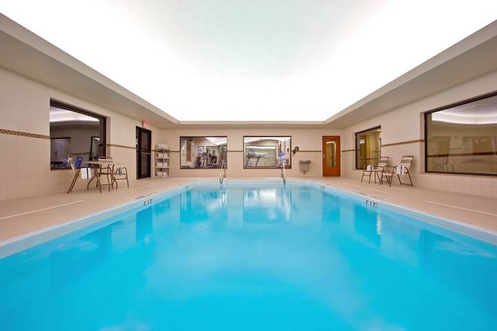 Holiday Inn Express Hotels and Suites Dayton North Tipp City by IHG