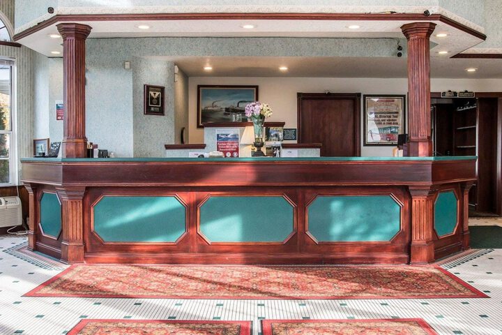 Clarion Hotel Mackinaw City Beachfront