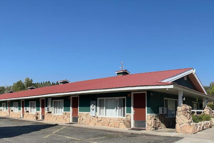 Redwood Arms Motel