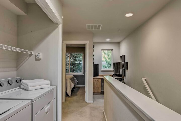 Walk to Local Shops & Eats! Quaint Issaquah Home