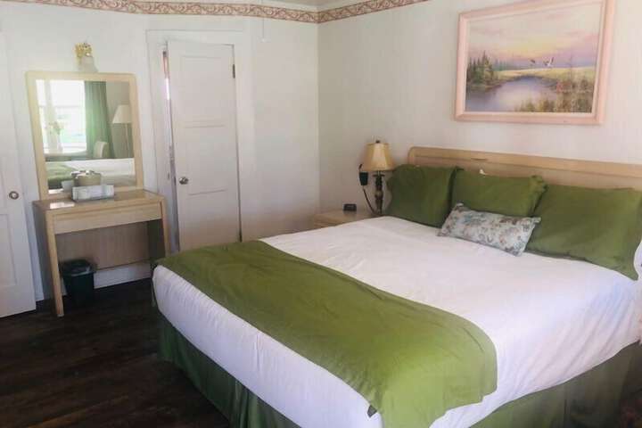 Room 6 of 13