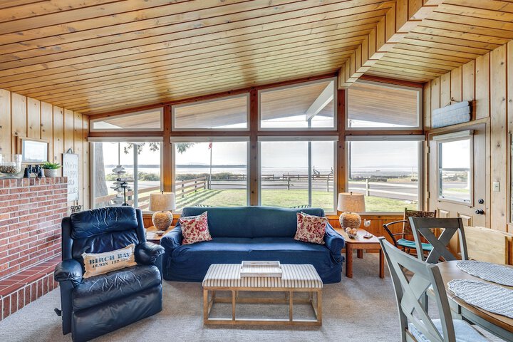 Bayfront Retreat w / Private Beach in Birch Bay